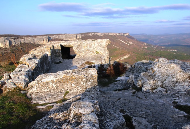 Древнее чудо в Крыме – пещерный город Мангул